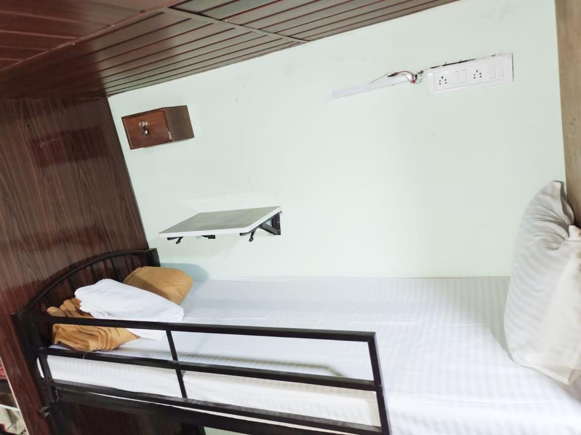 Vakola Dormitory Ac Beds Mumbai Exterior photo